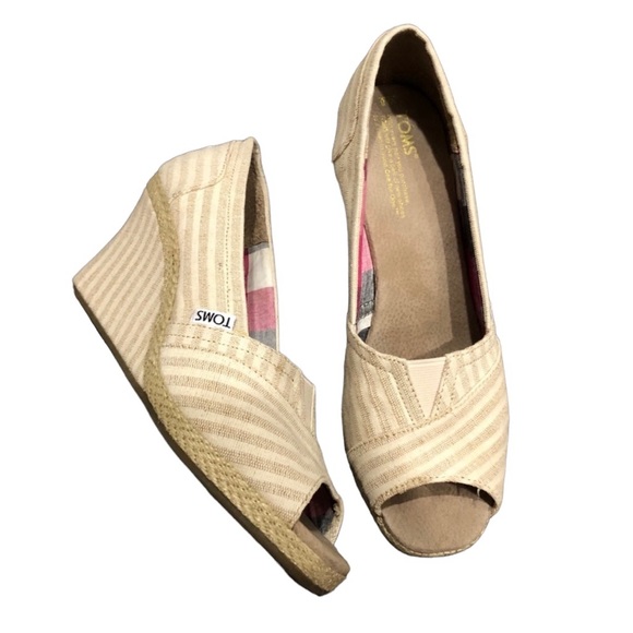 TOMS CALYPSO Tan Striped Canvas Peep Toe Open Toe Wedge Espadrille SZ 7 Wedding - Picture 1 of 15